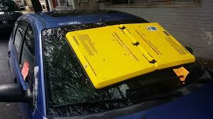 Tilang Gaya Baru: Kaca Mobil Ditutup Polisi Jika Parkir Sembarangan