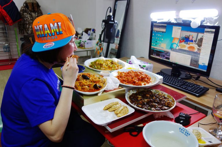 Trend di Korea: Makan Didepan Kamera Hasilkan $ 10 Ribu Per Bulan
