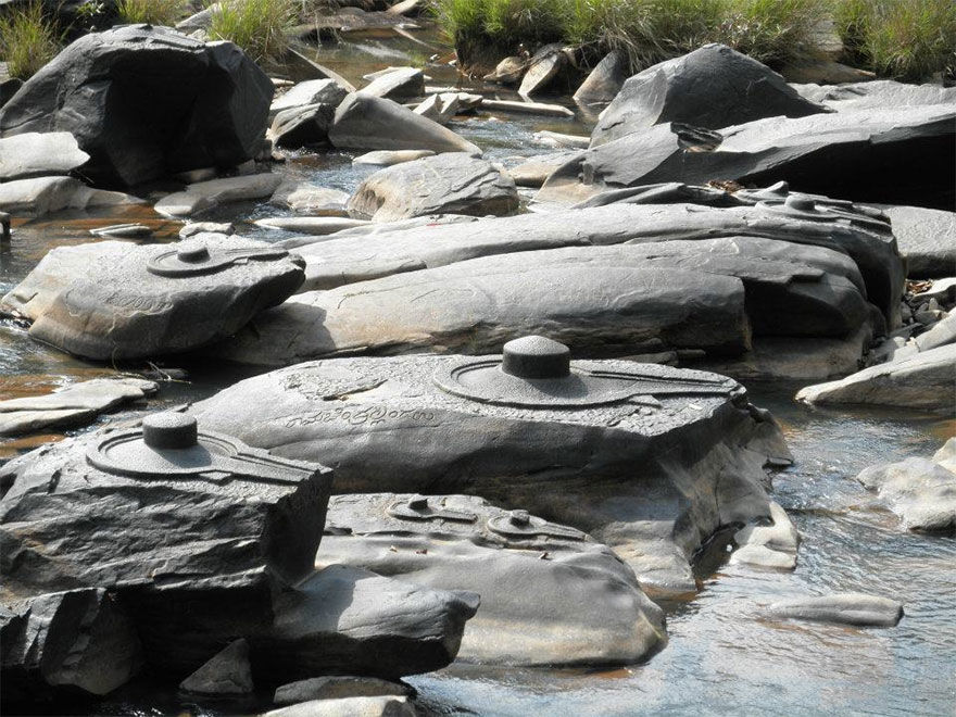 Artefak Shiva Lingga Muncul Dari Sungai Shalmala Saat Surut