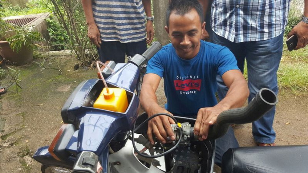 Mekanik Malaysia Pakai Honda C90 Tua Terobos Banjir Sepinggang