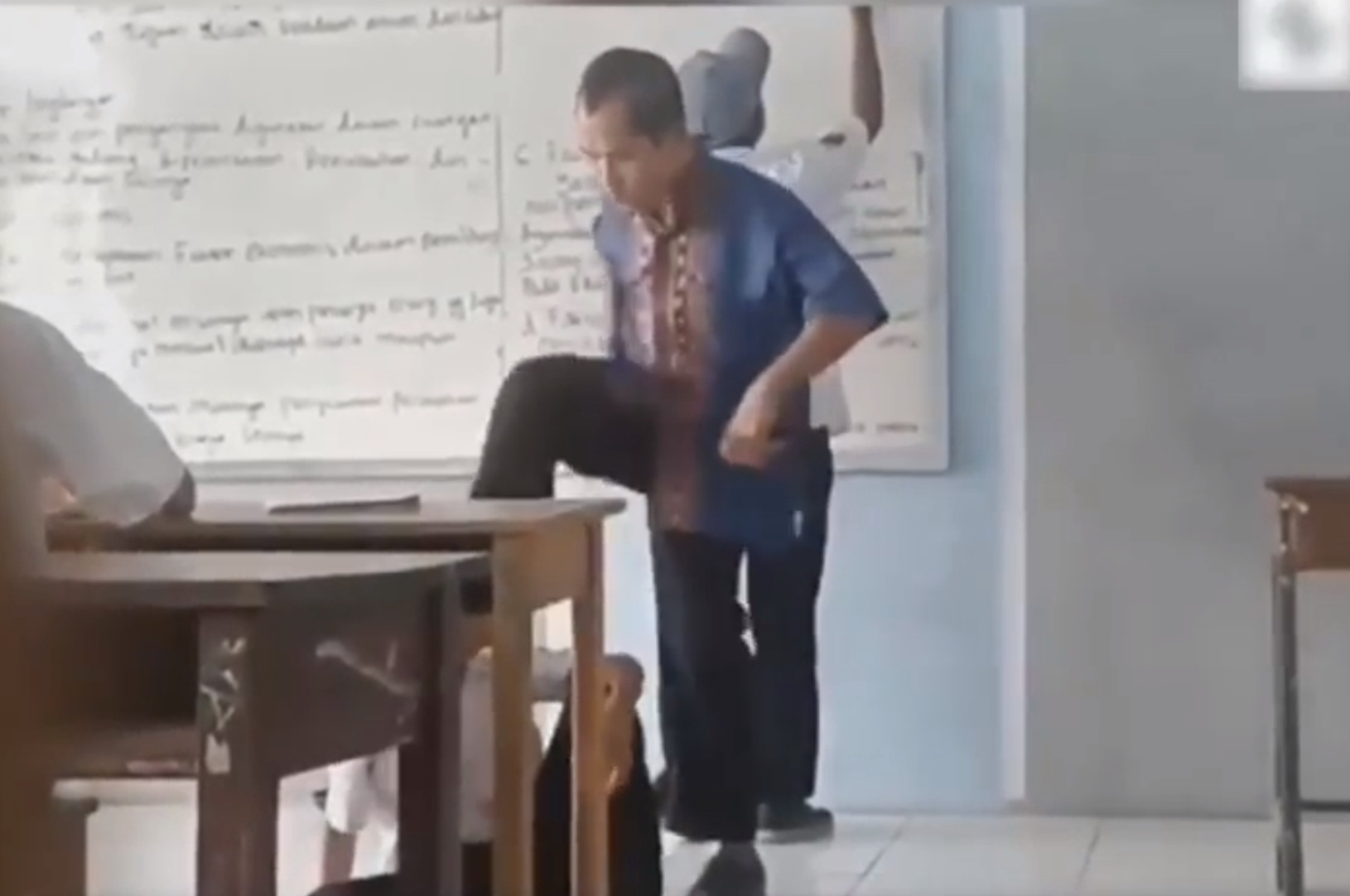 Viral: Guru Emosi, Injak Kepala Murid di Depan Kelas