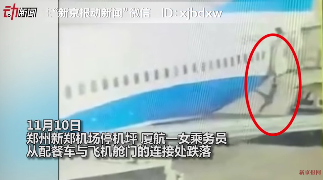 Terjadi di Cina, Pramugari Jatuh Dari Pintu Pesawat