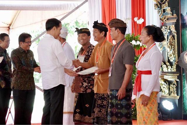 Ini Kejadian Lucu Saat Presiden Bagikan Sertifikat Tanah di Tabanan