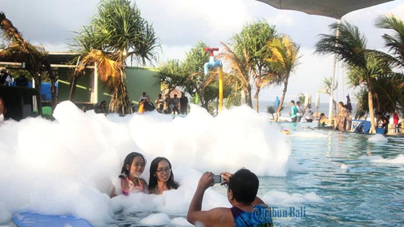 Meriahnya Lomba Foto dan Foam Party di Wake Beach Club