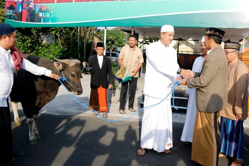 Masjid Polda Bali Kurbankan 36 Ekor Sapi dan Kambing