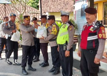 Menyambut Hari Raya Nyepi, Kapolsek Gianyar Bagikan Paket Sembako