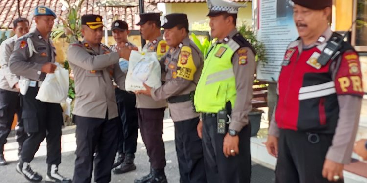 Menyambut Hari Raya Nyepi, Kapolsek Gianyar Bagikan Paket Sembako