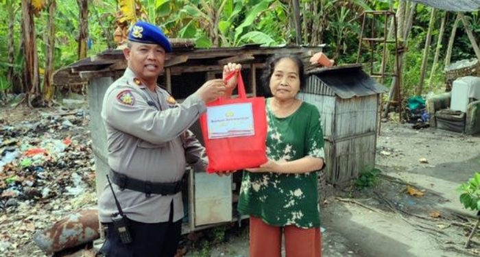 Warga Pesisir Serangan Terima Bantuan dari Polairud Denpasar