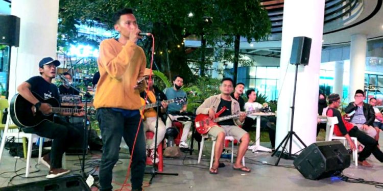 Pemudik di Pelabuhan Merak Dihibur Live Music Sebelum Masuk Kapal