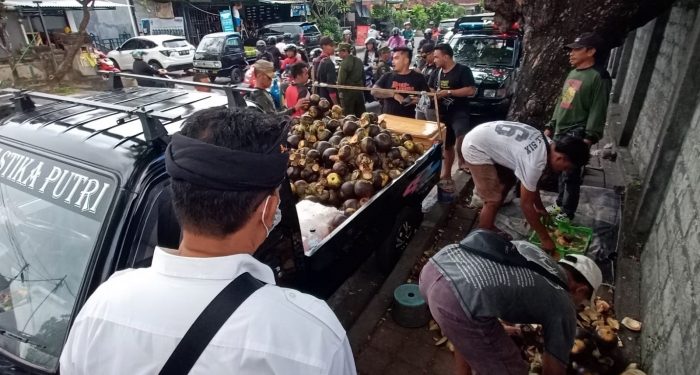 Aparat Tertibkan Pedagang yang Berjualan di Trotoar Jalan Sesetan
