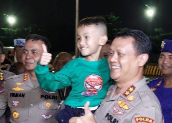 Tinjau Pelabuhan Merak, Kapolda Banten Gendong Anak Pemudik yang Ingin Jadi Polisi