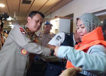 Cek Penumpang KMP Batu Mandi, Kapolda Banten Kasih Tuntunan Penggunaan Jaket Pelampung