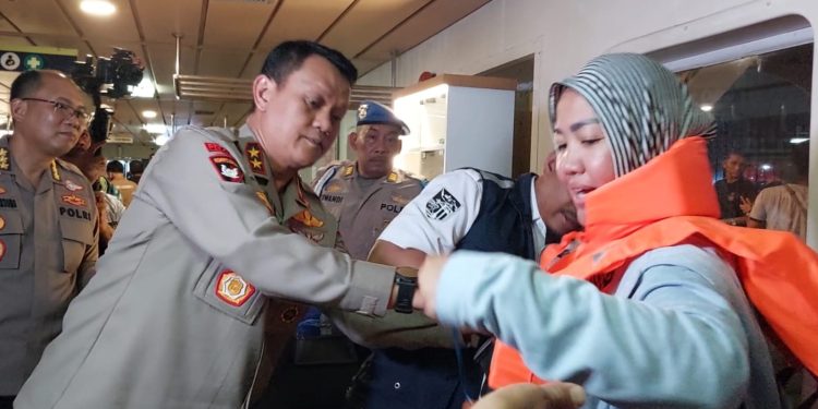 Cek Penumpang KMP Batu Mandi, Kapolda Banten Kasih Tuntunan Penggunaan Jaket Pelampung