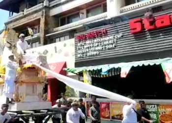 Ketika Ritual Ngaben Betot Perhatian Turis di Jantung Kuta