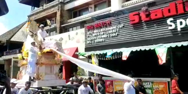 Ketika Ritual Ngaben Betot Perhatian Turis di Jantung Kuta