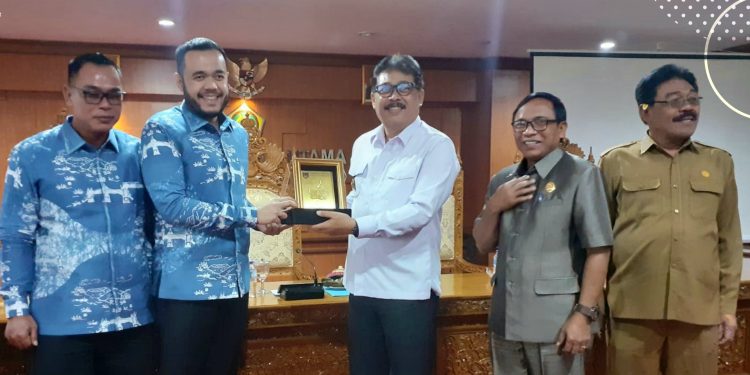 Pemko Padang Panjang Belajar Hukum Adat ke Pemkab Gianyar
