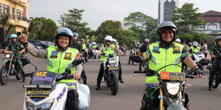 TNI-Polri Guyub, Kapolda Banten dan Danrem 064/MY Patroli Sambangi Polsek dan Koramil