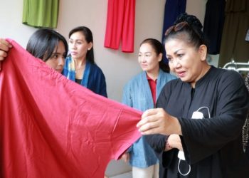 Sambangi 3 IKM di Gianyar, Putri Koster Apresiasi Pewarnaan Kain Organik