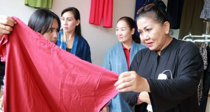 Sambangi 3 IKM di Gianyar, Putri Koster Apresiasi Pewarnaan Kain Organik