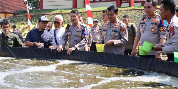 HUT ke-77 Bhayangkara, 20 Eks Napiter Ucapkan Ikrar Komitmen Kebangsaan di Polda Banten