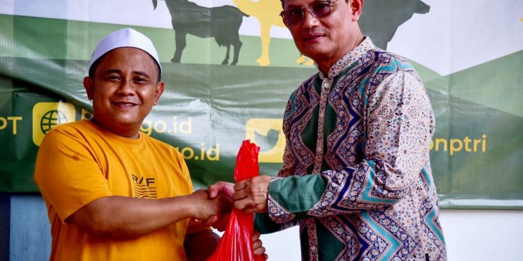 BNPT Bagikan Daging Qurban Kepada Sejumlah Warga di Sentul
