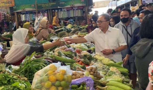Pantau Harga Kebutuhan Pokok, Mendag Zulkifli Hasan Kunjungi Pasar Bandarjo Semarang