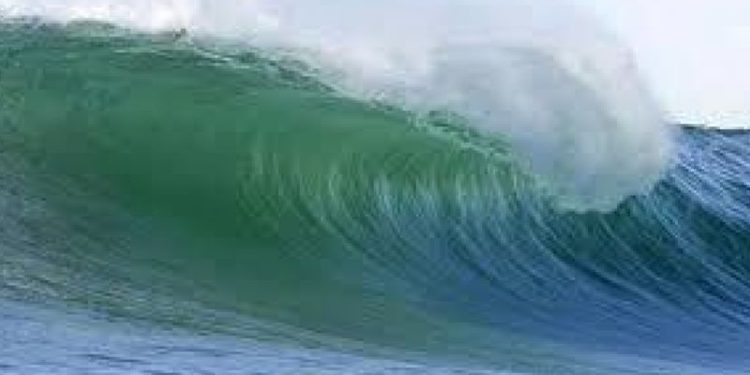 Potensi Gelombang Tinggi Hingga Enam Meter, BMKG Imbau Masyarakat Pesisir Waspada