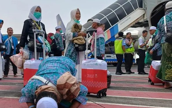 Sebanyak 450 Jamaah Haji Kloter Pertama Tiba di Bandara Juanda, Surabaya