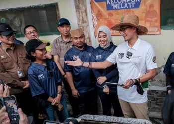 Kunjungi Desa Wisata Lantebung,  Menparekraf Sandiaga Uno Serahkan Bantuan Laptop pada Pokdarwis