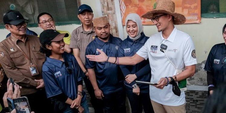 Kunjungi Desa Wisata Lantebung, Menparekraf Sandiaga Uno Serahkan Bantuan Laptop pada Pokdarwis