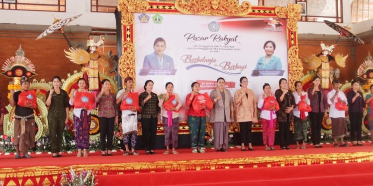 Gelar Pasar Rakyat, Ketua TP PKK Bali Putri Koster Bahikan 300 Paket Sembako