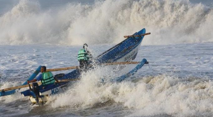 BMKG Ingatkan Masyarakat Pesisir Waspadai Gelombang Tinggi Hingga Enam Meter
