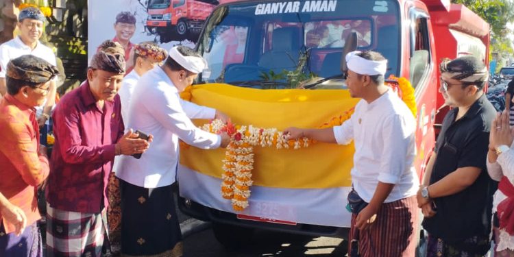 Bupati Gianyar Serahkan Bantuan Dua Unit Truk Sampah