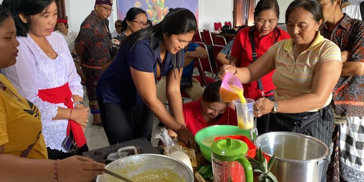 FP Unwar  Ajak Petani Bongan Olah Jagung dan Nanas Jadi Produk Olahan Bernilai Ekonomi Tinggi