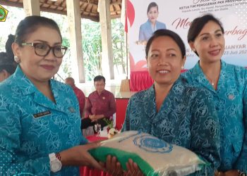 Gelar Aksi Sosial Ketua TP PKK Provinsi Bali Bagikan Bahan Pangan Kepada Warga Kurang Mampu