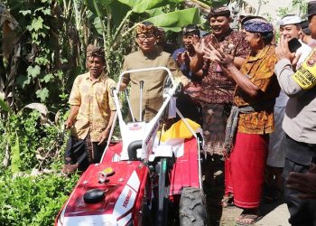 Tingkatkan Hasil Produksi, Pemkab Badung Serahkan Bantuan 4 Mesin Traktor kepada Petani