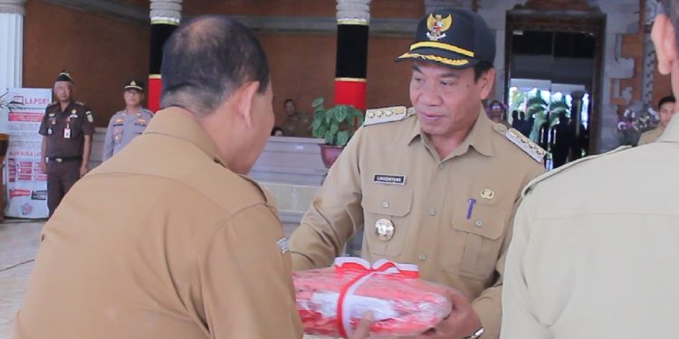 Jelang HUT RI, Pemkab Bulelelng Bagikan 5800 Lembar Bendera untuk Disebar ke Berbagai Pelosok