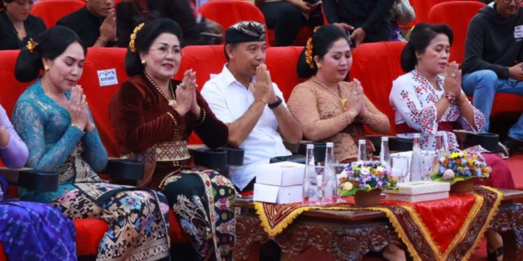 Ketua Dekranas Bali Putri Koster Buka Lomba Desain dan Peragaan Busana PKB XLV