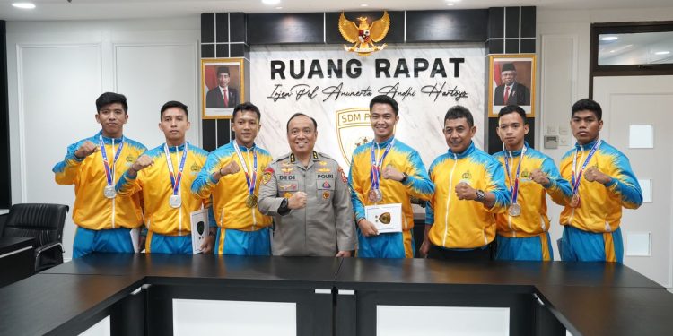 Polri Hadiahi Pembinaan Karier Bagi Atlet Karate Berprestasi