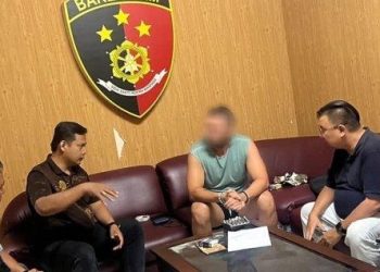 Polisi Tangkap Bule Mesum di Depan Rumah Warga di Seminyak