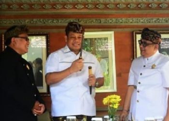 Berkunjung ke Puri Kauhan Ubud, Pj Gubenur Bali Dapat Hadiah Keris Peninggalan Kerajaan Majapahit 