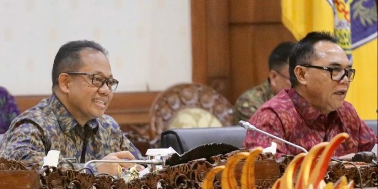 Pj Gubernur Bali Sampaikan Dua Raperda Dalam Rapat Paripurna DPRD Bali