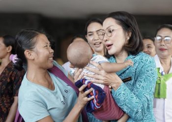 Cegah Stunting, Pj Ketua PKK Provinsi Bali Beri Bantuan Makanan kepada 50 Bayi