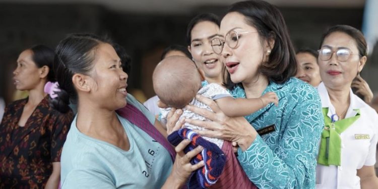 Cegah Stunting, Pj Ketua PKK Provinsi Bali Beri Bantuan Makanan kepada 50 Bayi