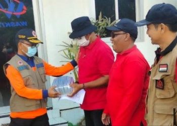 TPA Sawung Terbakar, BPBD Bali Bagikan Ribuan Masker kepada Warga