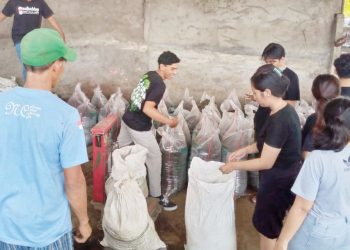 Atasi Masalah Sampah, Mahasiswa Agro Unwar Lakukan Pengomposan