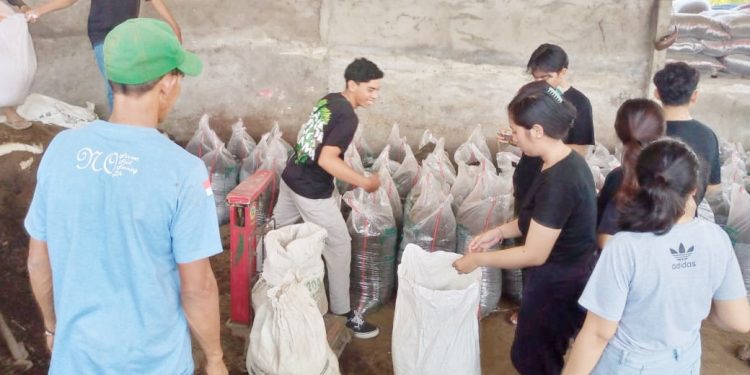 Atasi Masalah Sampah, Mahasiswa Agro Unwar Lakukan Pengomposan