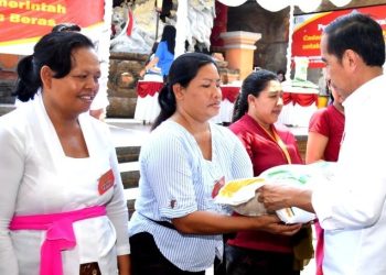 Presiden Jokowi Serahkan Bantuan Pangan bagi Masyarakat di Gianyar