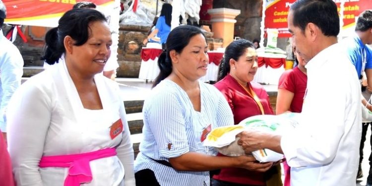 Presiden Jokowi Serahkan Bantuan Pangan bagi Masyarakat di Gianyar