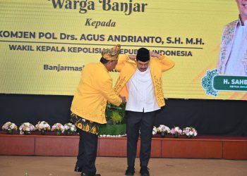 Berikan Kontribusi yang Luar Biasa, Wakapolri Komjen Pol Agus Andrianto Diangkat Menjadi Warga Kehormatan Kerukunan Bubuhan Banjar